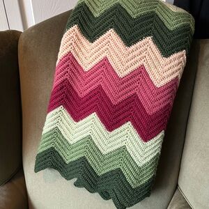 62”x42” vintage handmade pristine chevron pattern crochet throw spread